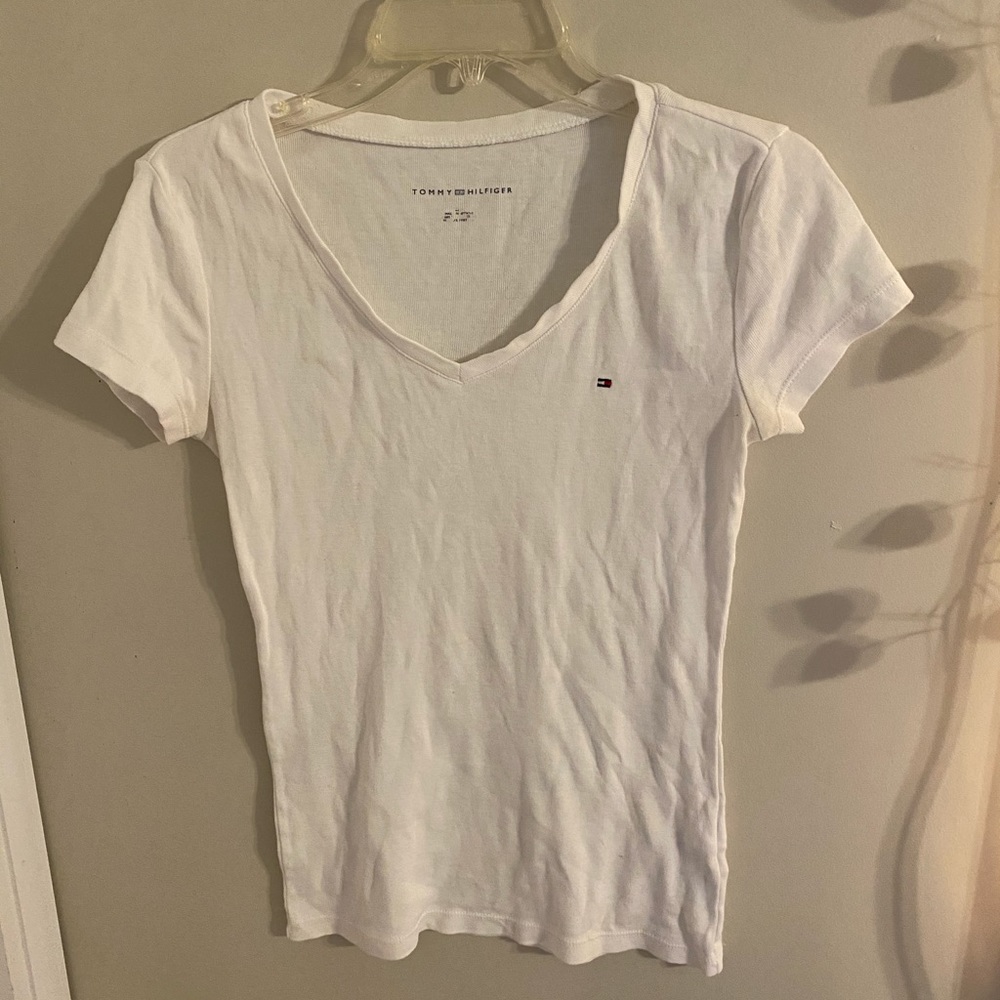 white tommy hilfiger tshirt
